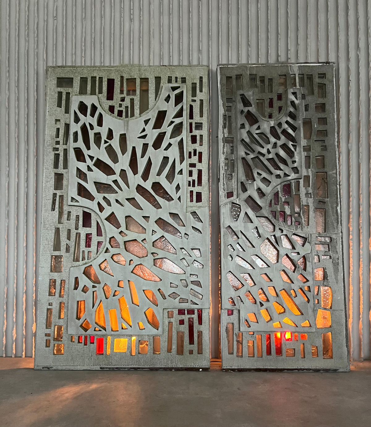 Niederländische Brutalismus-Betonfenster der 1960er Jahre – Geborgene architektonische Kunstwerke