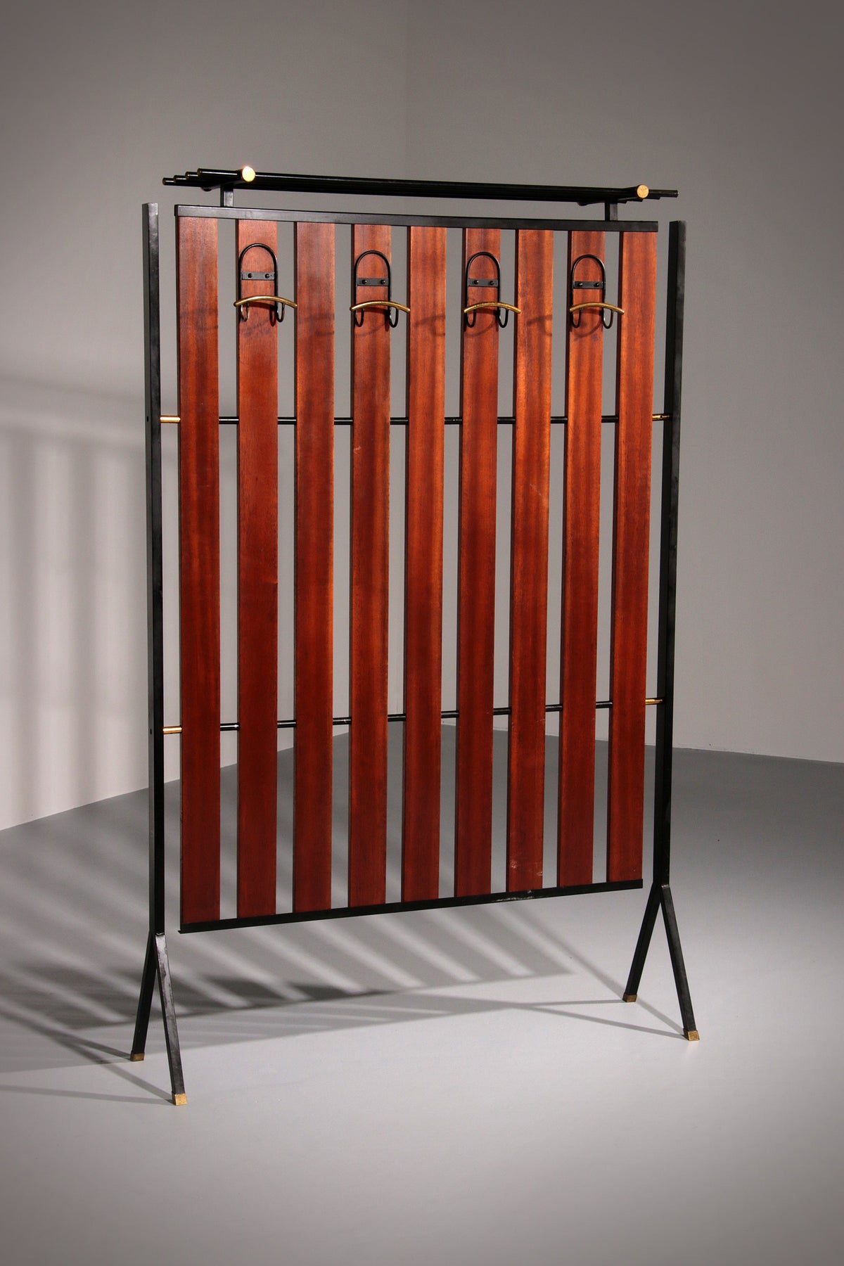 Italienische Vintage-Eleganz – Wandkleiderbügel aus Messing und Teakholz aus den 1950er-1960er Jahren