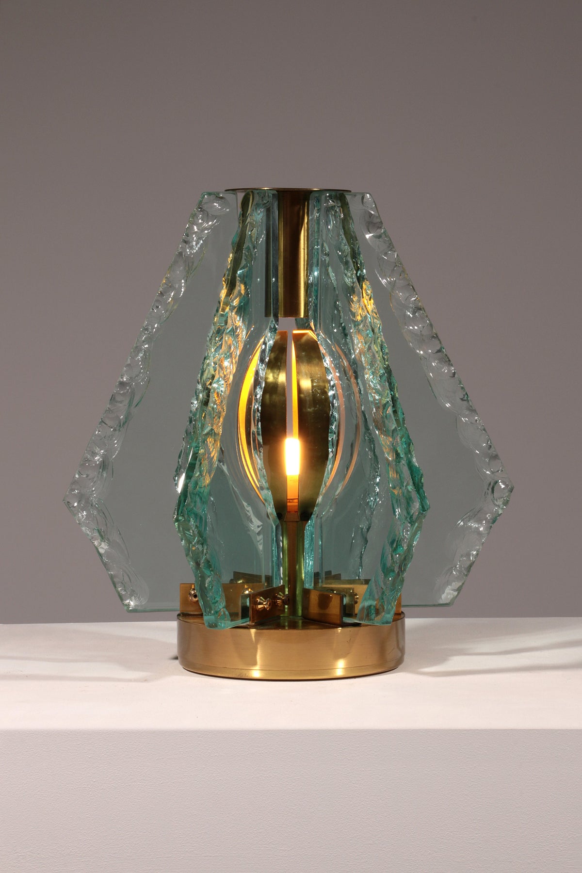 Tischlampe aus gemeißeltem Glas aus Messing von Gino Paroldo für Dinodei, 1960er