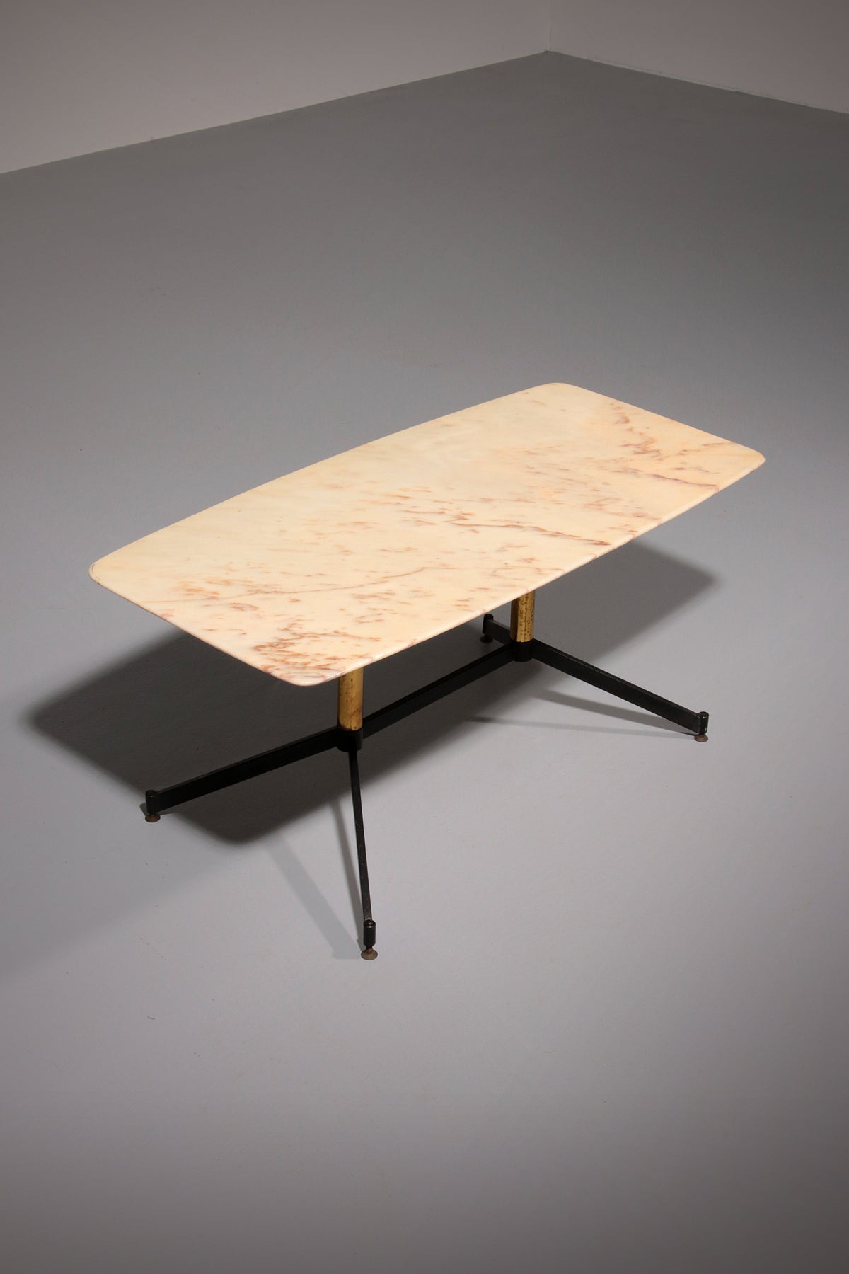 Couchtisch aus Marmor, Italien, im Stil von Gio Ponti, Metall, Messing, 1960er Jahre