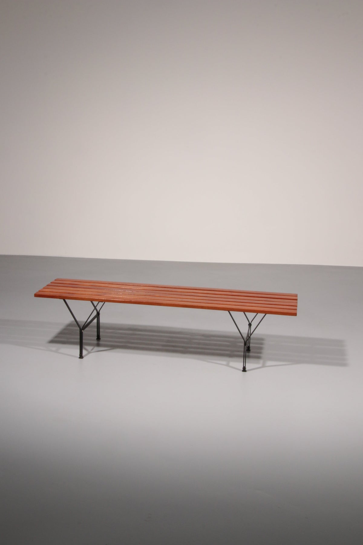 Elegante italienische Mid-Century-Bank aus Holz und schwarzem Metall, 1960er Jahre, Ico-Parisi-Stil