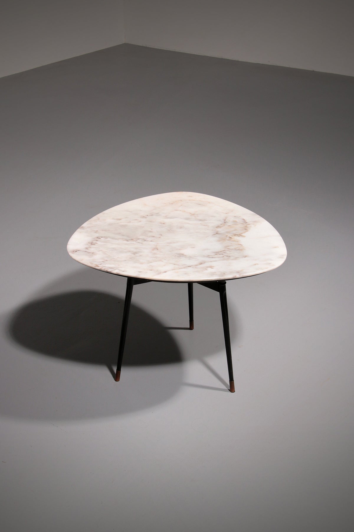 Eleganter Beistelltisch aus Marmor und Messing – Schicker kleiner Couchtisch oder Beistelltisch