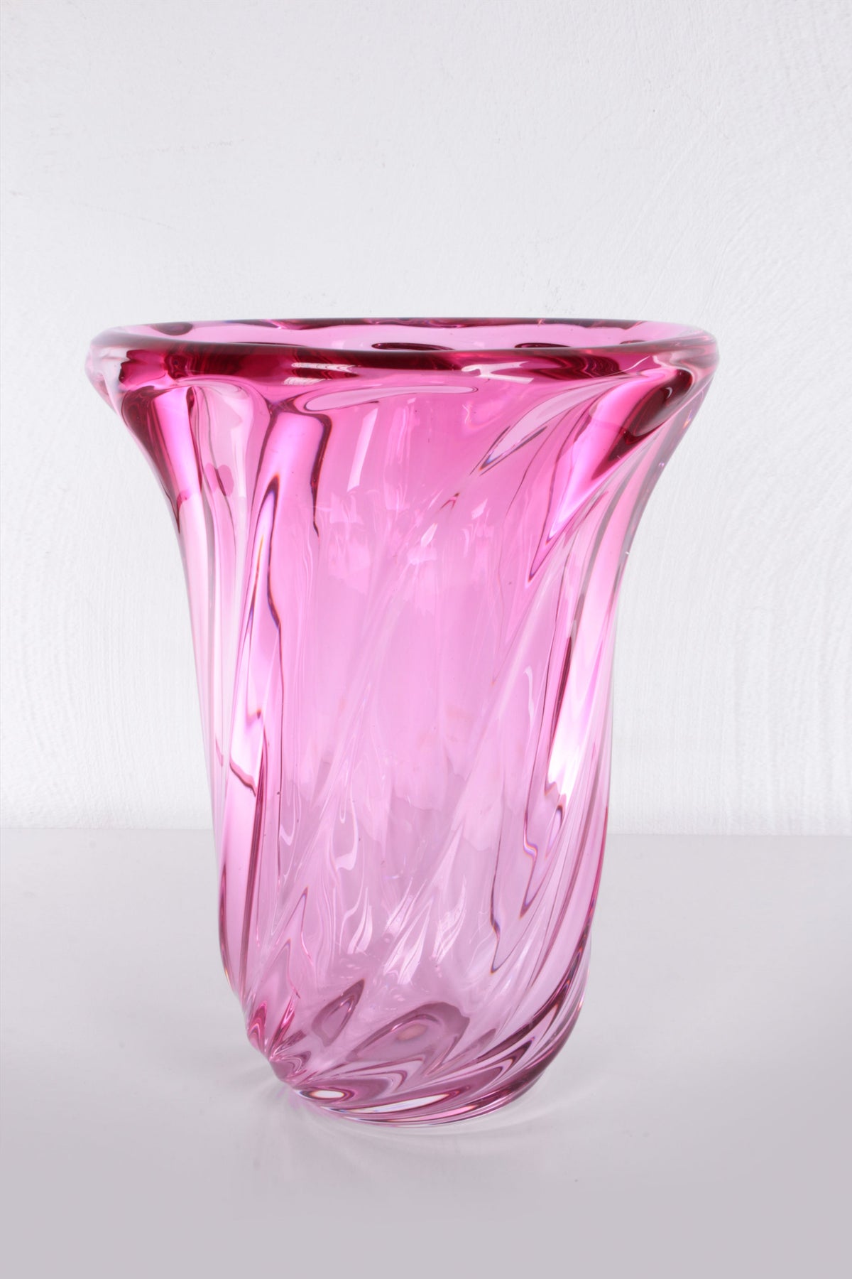 Große Vintage-Vase aus kranbeerfarbenem Val Saint Lambert-Kristall – Belgisches Kunstglas der 1960er Jahre