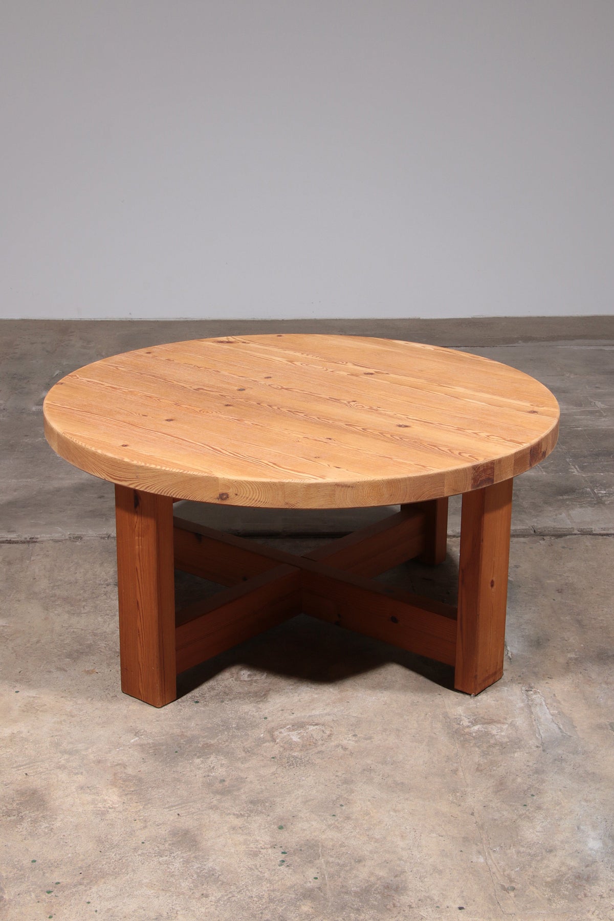 Runder Couchtisch aus Kiefernholz, Skandinavien, 1970