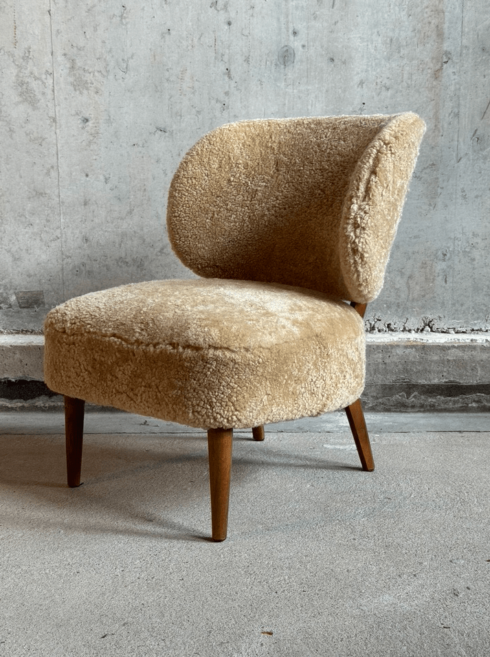 Scandinavische loungefauteuil uit het midden van de vorige eeuw in schapenvacht