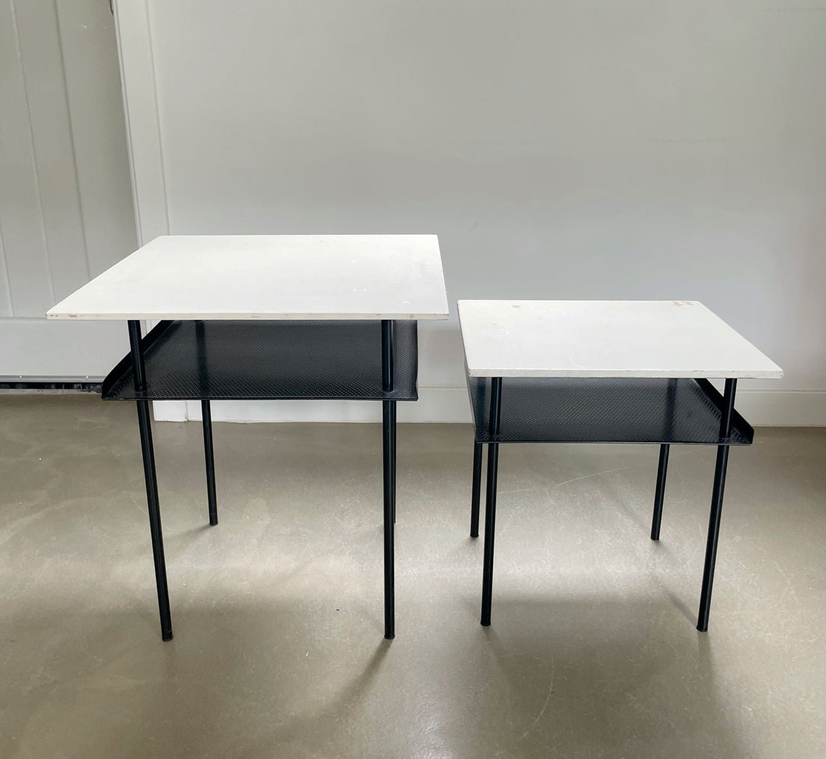 Set van modernistische bijzettafels uit het midden van de vorige eeuw, Wim Rietveld voor Auping, jaren 50