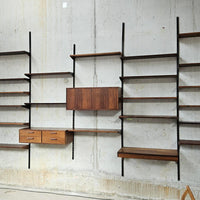 Modulares Wandsystem aus dunklem Holz von Kai Kristiansen - FM Møbler
