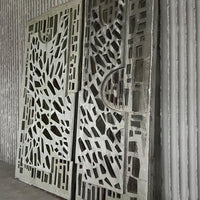 Niederländische Brutalismus-Betonfenster der 1960er Jahre – Geborgene architektonische Kunstwerke