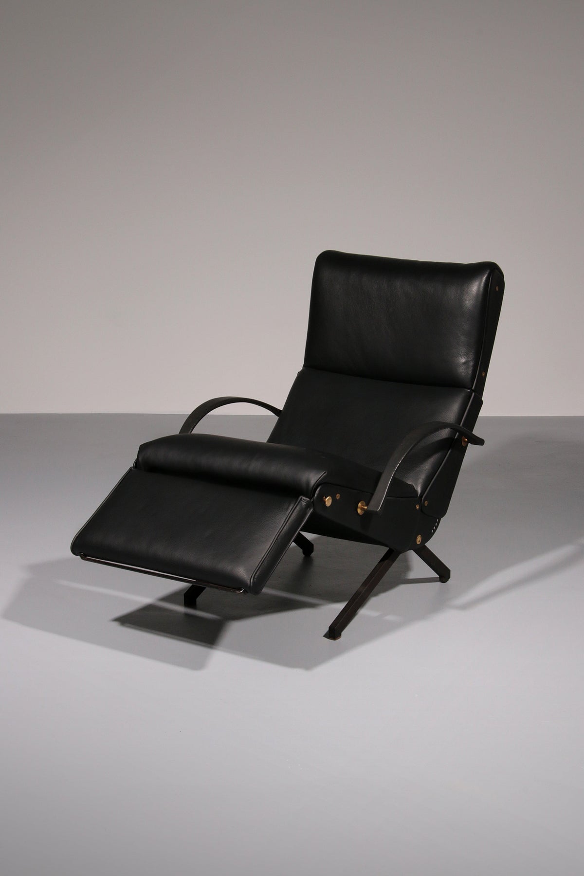 Verstellbarer Relaxsessel P40 aus italienischem schwarzem Leder von Osvaldo Borsani Tecno.