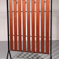 Italienische Vintage-Eleganz – Wandkleiderbügel aus Messing und Teakholz aus den 1950er-1960er Jahren