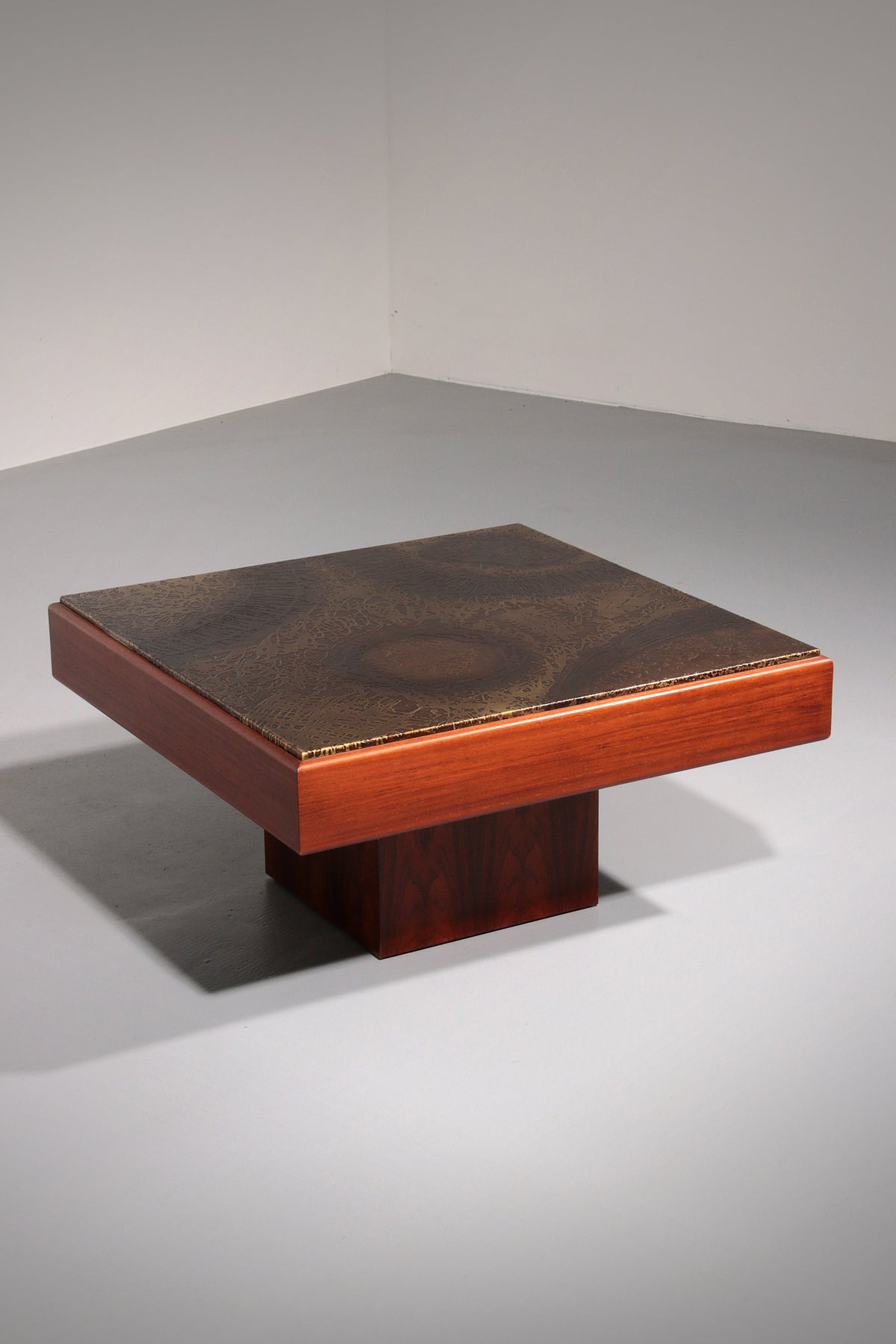 Brutalistischer Couchtisch mit Kupferplatte und Holzgestell, 1970