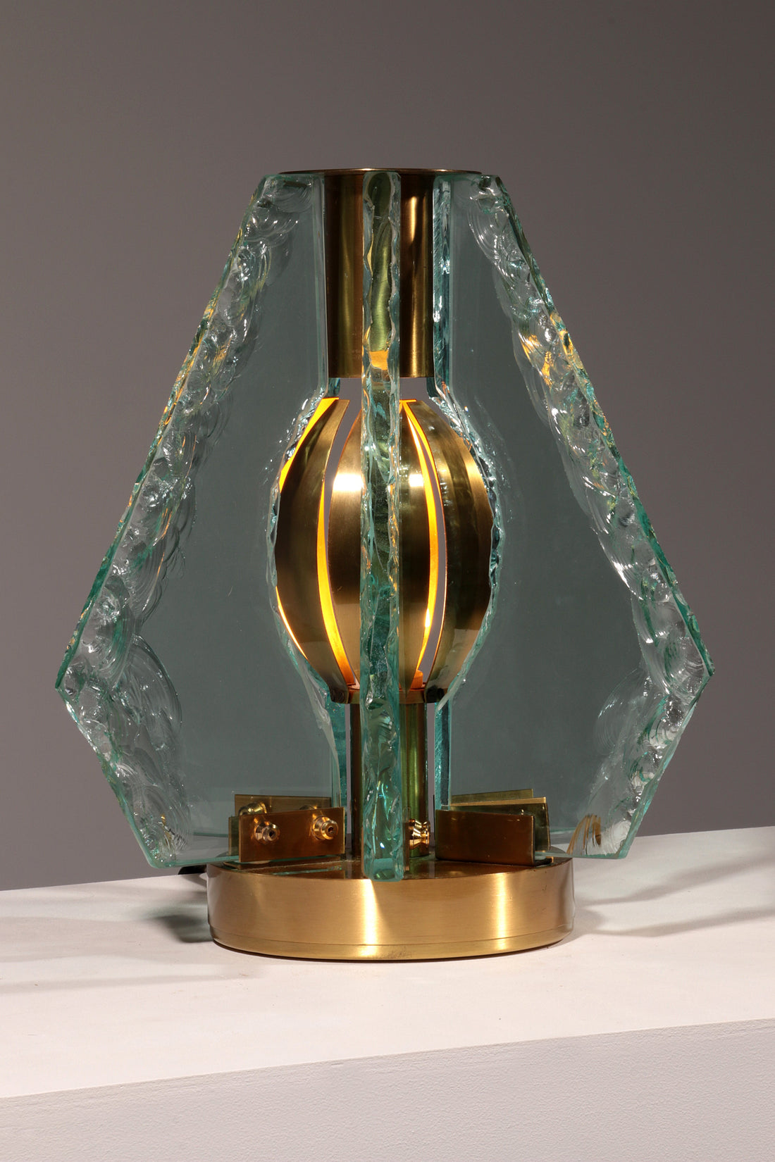 Tischlampe aus gemeißeltem Glas aus Messing von Gino Paroldo für Dinodei, 1960er