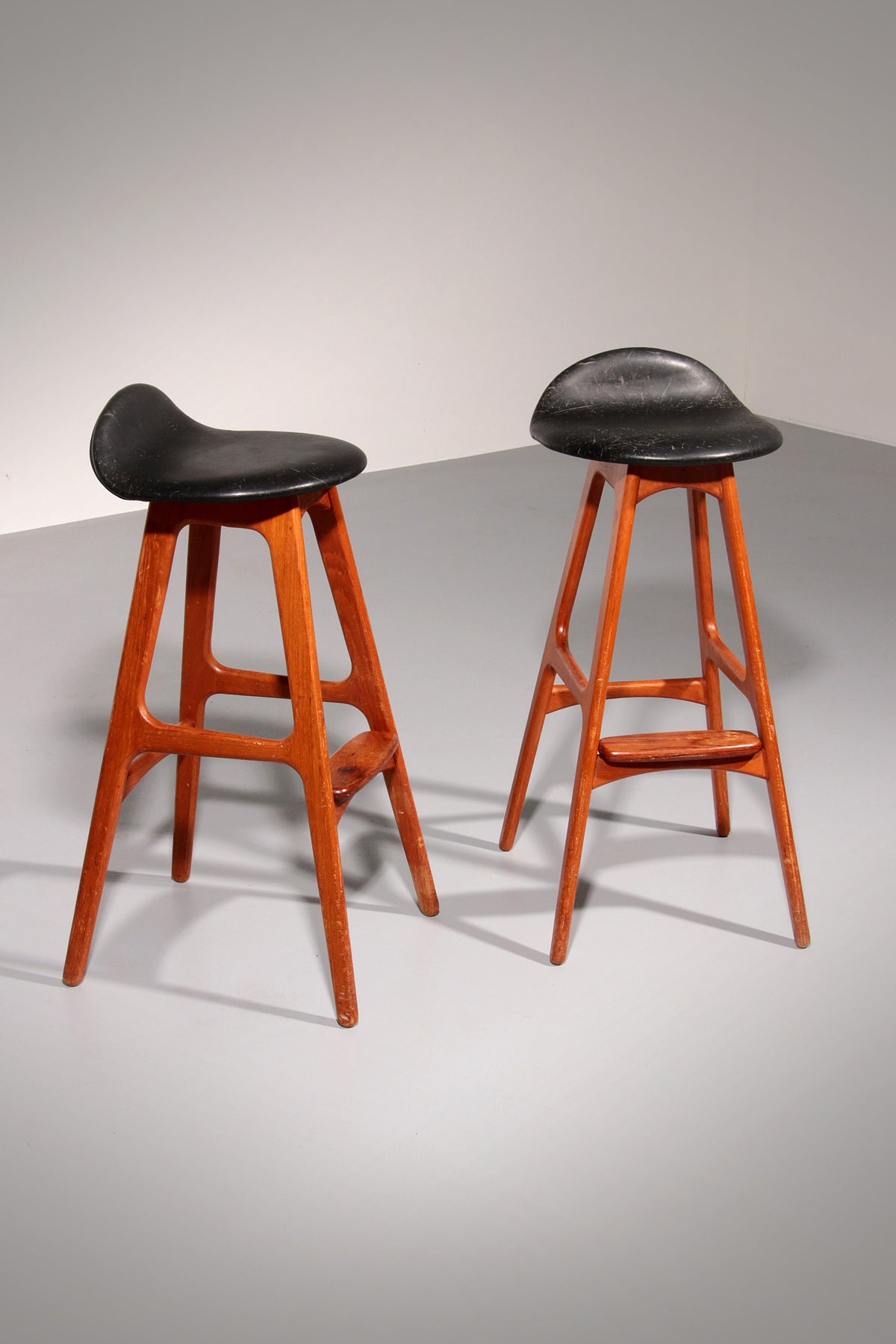 Barhocker aus Holz und schwarzem Leder von Erik Buch, 1960