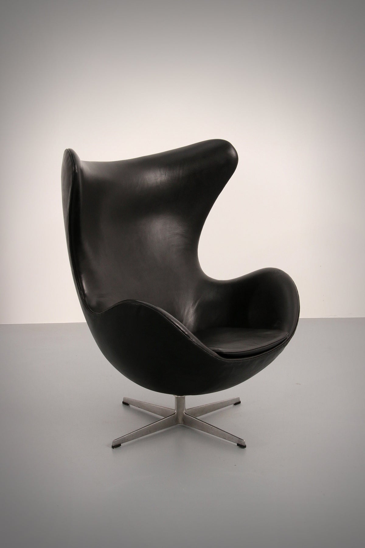 De Egg Chair – Arne Jacobsen, Denemarken, 1960 – Zwart Leer door Fritz Hansen