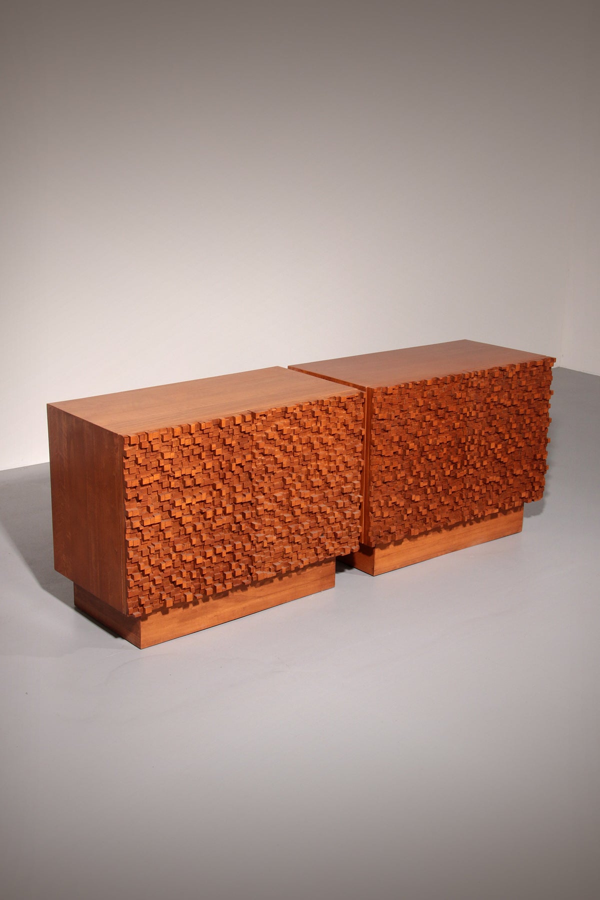 Zwei moderne Sideboards im brutalistischen Stil aus Massivholz