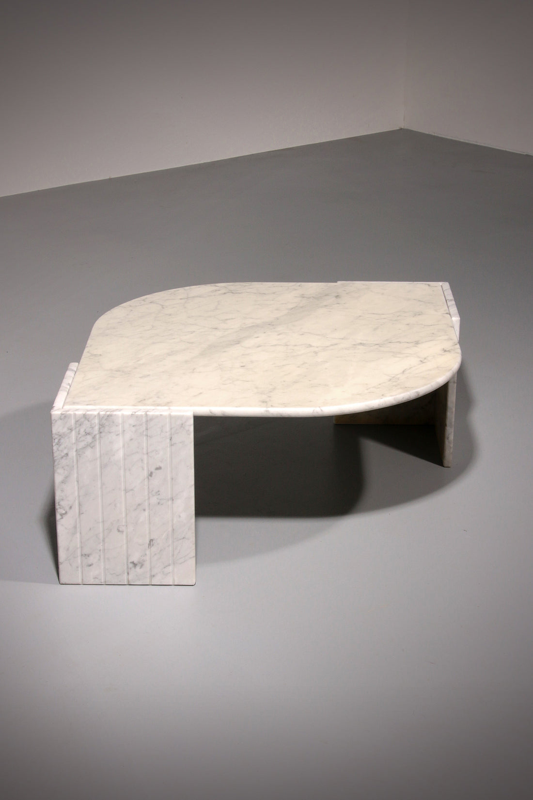 Italian Teardrop Shaped Marble Coffee Table, 1980s 