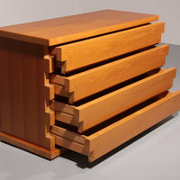 Italienische Architekturkommode aus Esche