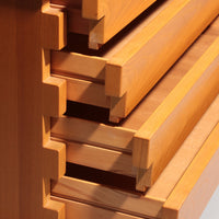 Italienische Architekturkommode aus Esche