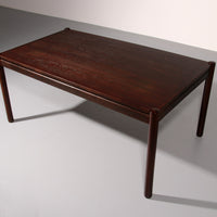 Eethoek geïnspireerd op Vico Magistretti, met zes elegant opnieuw gevlochten stoelen en een tafel.