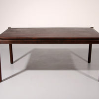 Eethoek geïnspireerd op Vico Magistretti, met zes elegant opnieuw gevlochten stoelen en een tafel.