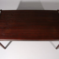 Eethoek geïnspireerd op Vico Magistretti, met zes elegant opnieuw gevlochten stoelen en een tafel.