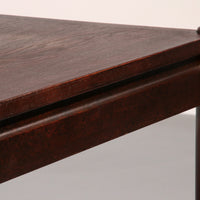 Eethoek geïnspireerd op Vico Magistretti, met zes elegant opnieuw gevlochten stoelen en een tafel.