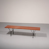 Elegante italienische Mid-Century-Bank aus Holz und schwarzem Metall, 1960er Jahre, Ico-Parisi-Stil