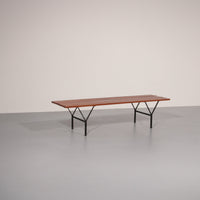 Elegante italienische Mid-Century-Bank aus Holz und schwarzem Metall, 1960er Jahre, Ico-Parisi-Stil