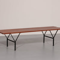 Elegante italienische Mid-Century-Bank aus Holz und schwarzem Metall, 1960er Jahre, Ico-Parisi-Stil