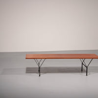 Elegante italienische Mid-Century-Bank aus Holz und schwarzem Metall, 1960er Jahre, Ico-Parisi-Stil