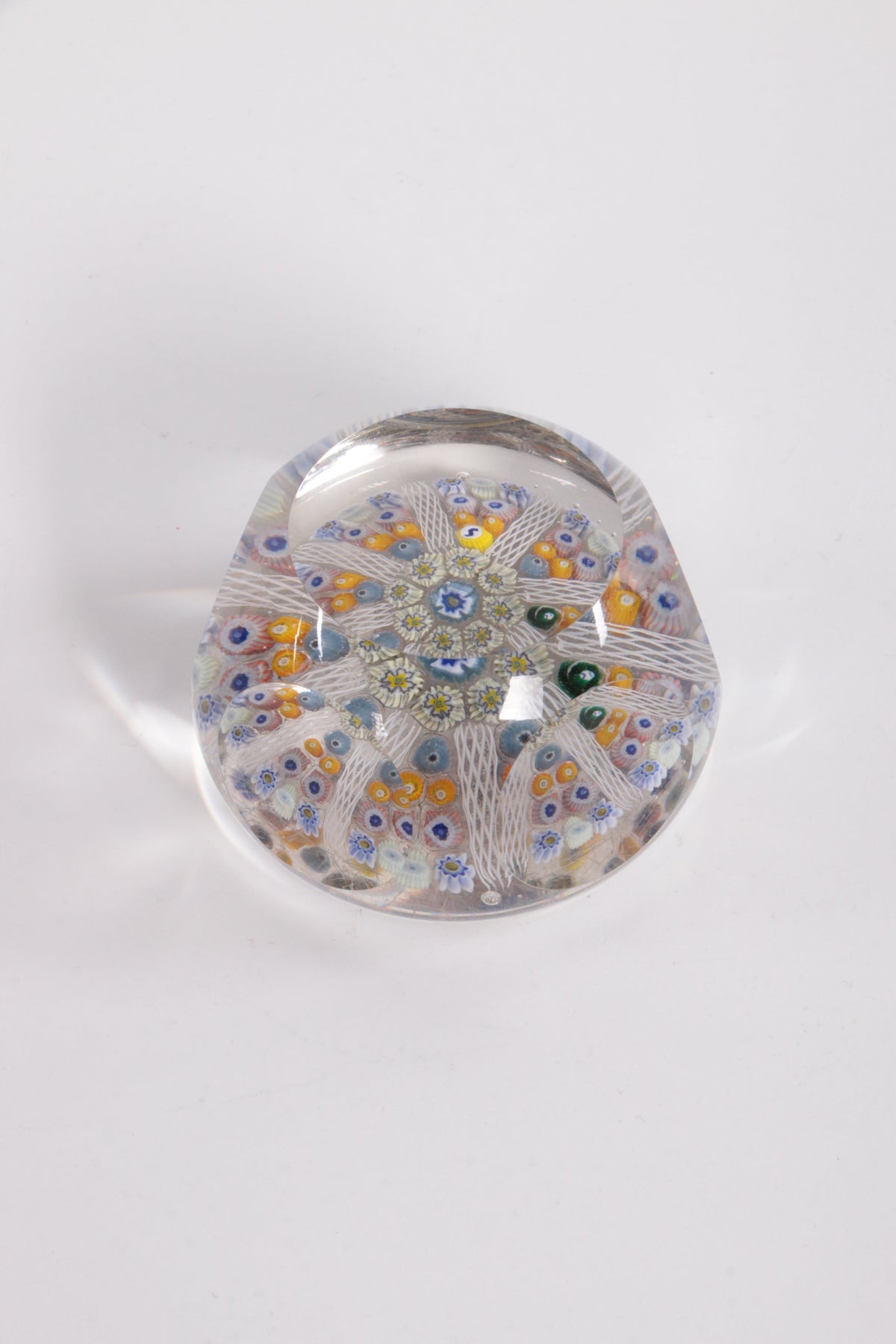 John Deacons Millefiori-Briefbeschwerer mit gelben und weißen Elementen, 1960