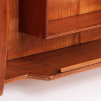Italienischer, handgefertigter Wandschrank aus Walnussholz aus den 1960er Jahren