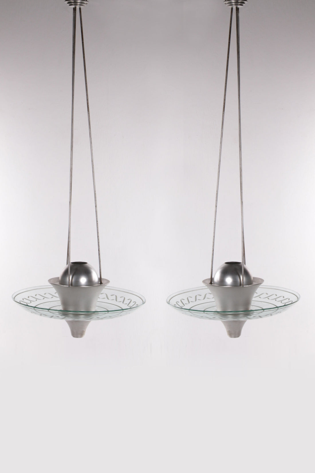 2 Art Deco Grote Hanglampen met geslepen glas Engeland 1930