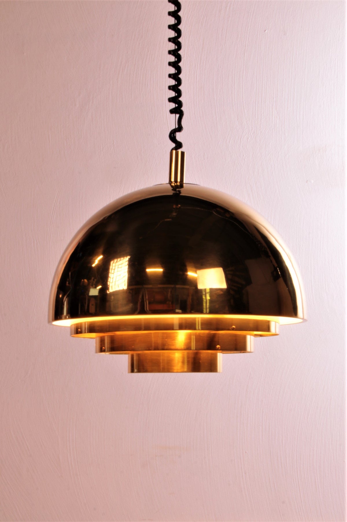Elegante Pendelleuchte aus Messing im Mid-Century-Modern-Stil „Dome“