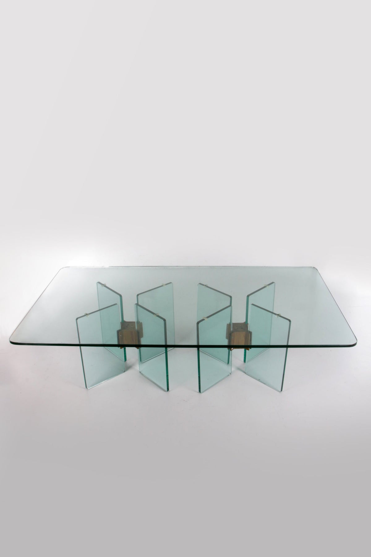 Eleganter Peter Ghyczy T15 Couchtisch aus Glas mit Messingakzenten