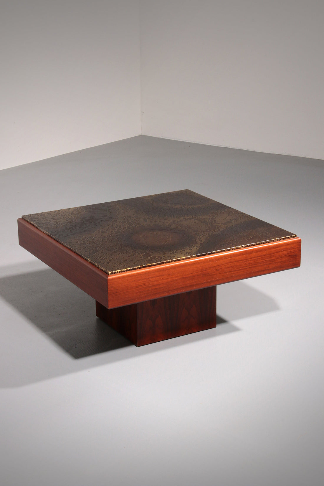 Brutalist Coffee Table with Copper Top and Wooden Base 1970 - Collectors - Net.Work
