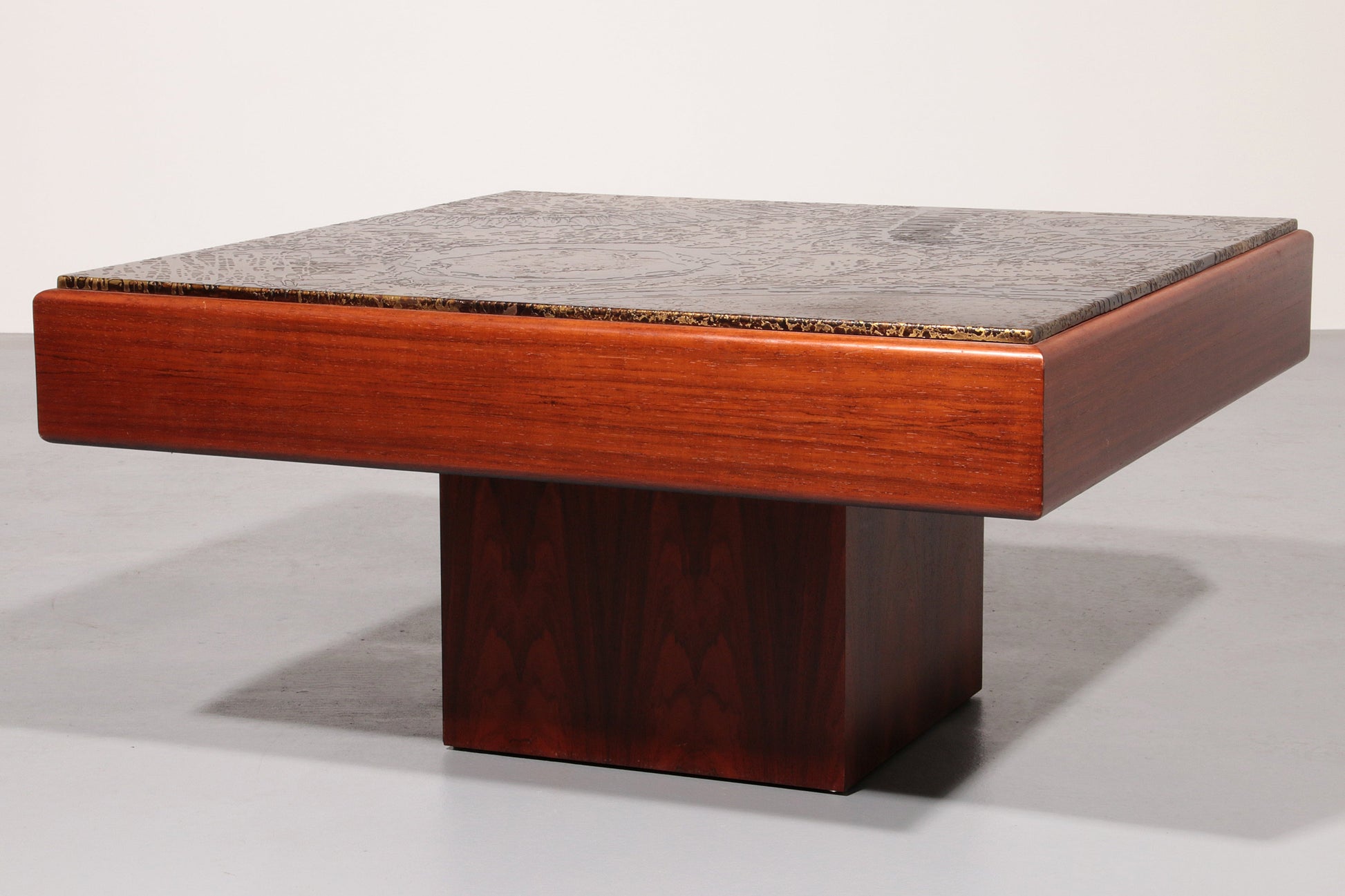 Brutalist Coffee Table with Copper Top and Wooden Base 1970 - Collectors - Net.Work