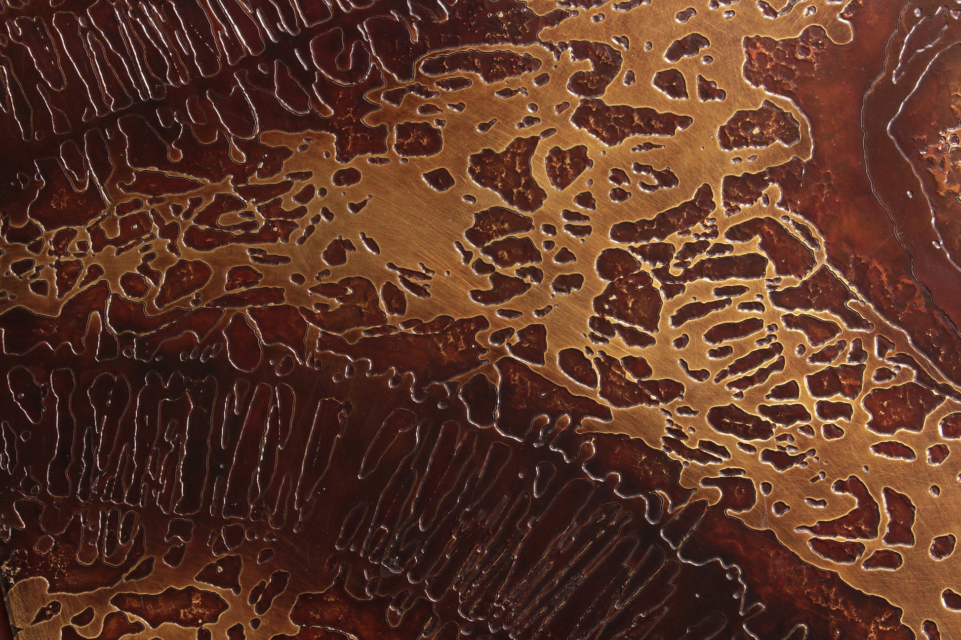 Brutalist Coffee Table with Copper Top and Wooden Base 1970 - Collectors - Net.Work