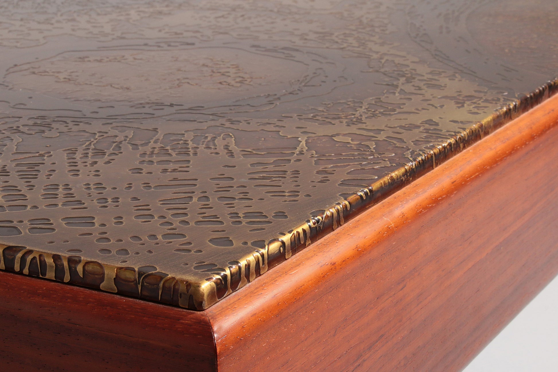 Brutalist Coffee Table with Copper Top and Wooden Base 1970 - Collectors - Net.Work