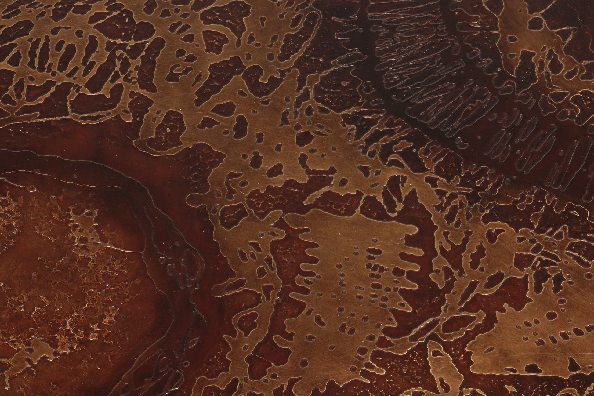 Brutalist Coffee Table with Copper Top and Wooden Base 1970 - Collectors - Net.Work