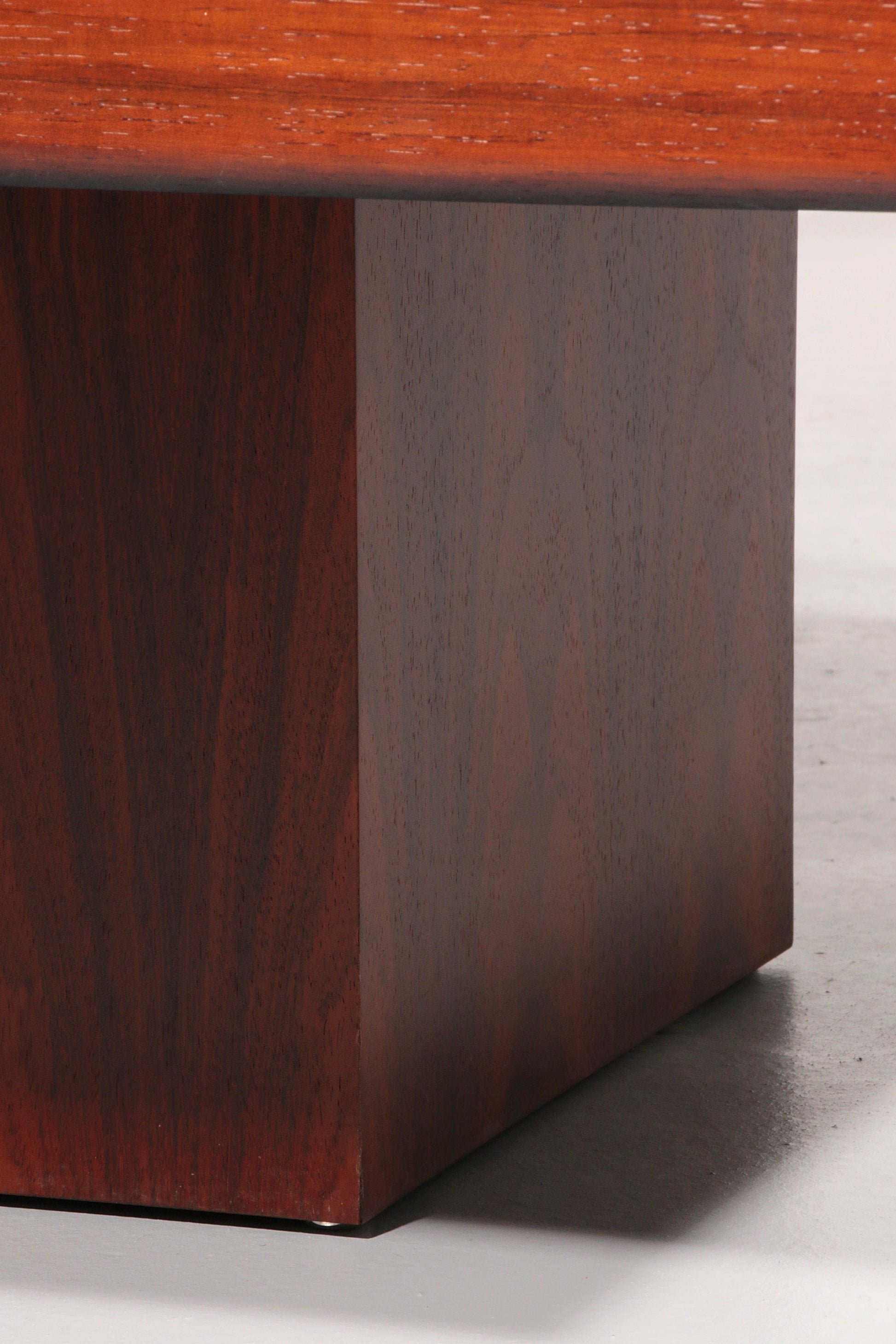 Brutalist Coffee Table with Copper Top and Wooden Base 1970 - Collectors - Net.Work