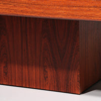 Brutalistische salontafel met koperen blad en houten onderstel