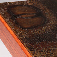 Brutalistische salontafel met koperen blad en houten onderstel