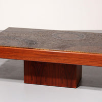 Brutalistische salontafel met koperen blad en houten onderstel