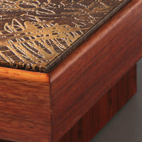 Brutalistische salontafel met koperen blad en houten onderstel