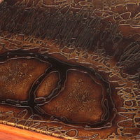 Brutalistische salontafel met koperen blad en houten onderstel