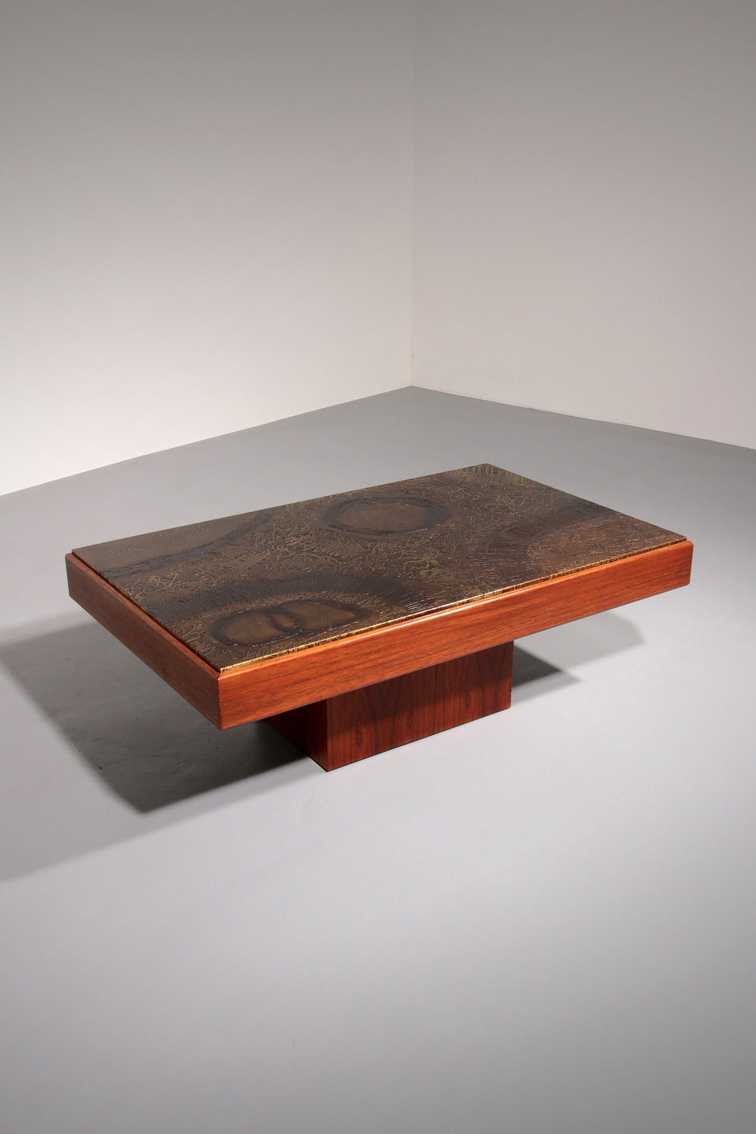 Brutalist Coffee Table with Copper Top and Wooden Base - Collectors - Net.Work
