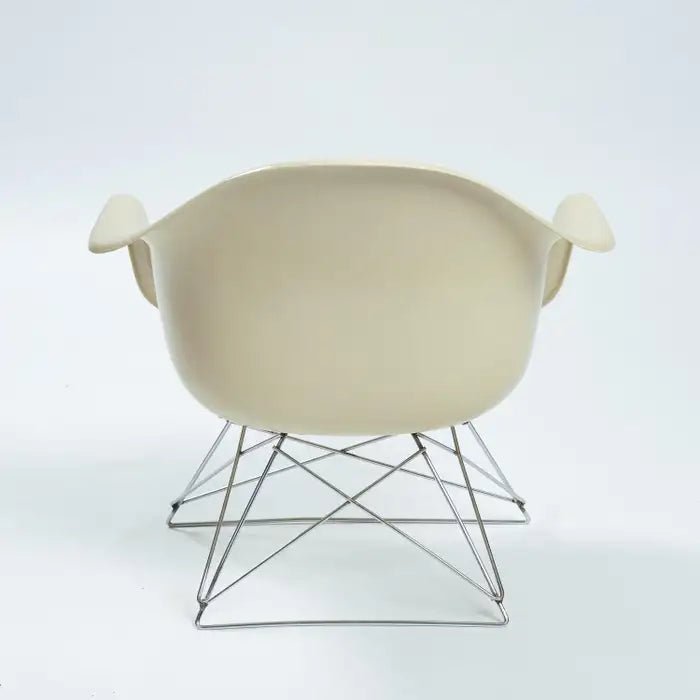 Charles and Ray Eames Vintage Fiberglass LAR Armchair Cat´s Cradle, 1970s - COLLECTORS RDAM