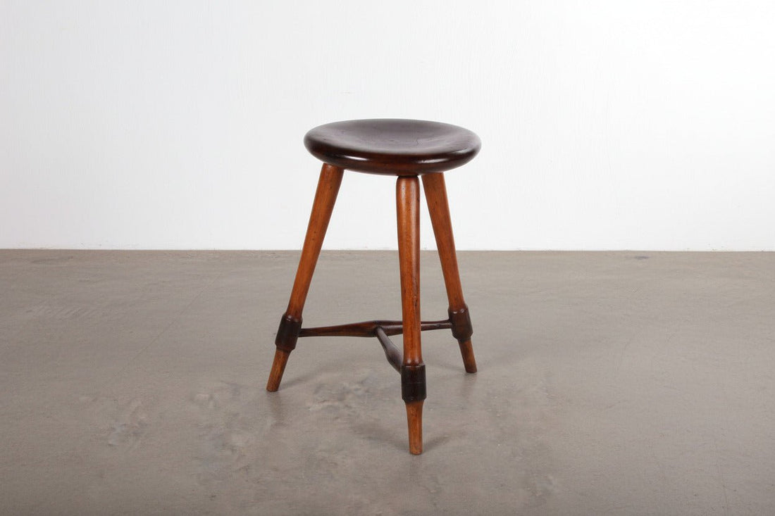 Elegant Heavy Oak Stool from the 1920s with Stunning Patina - Collectors - Net.Work