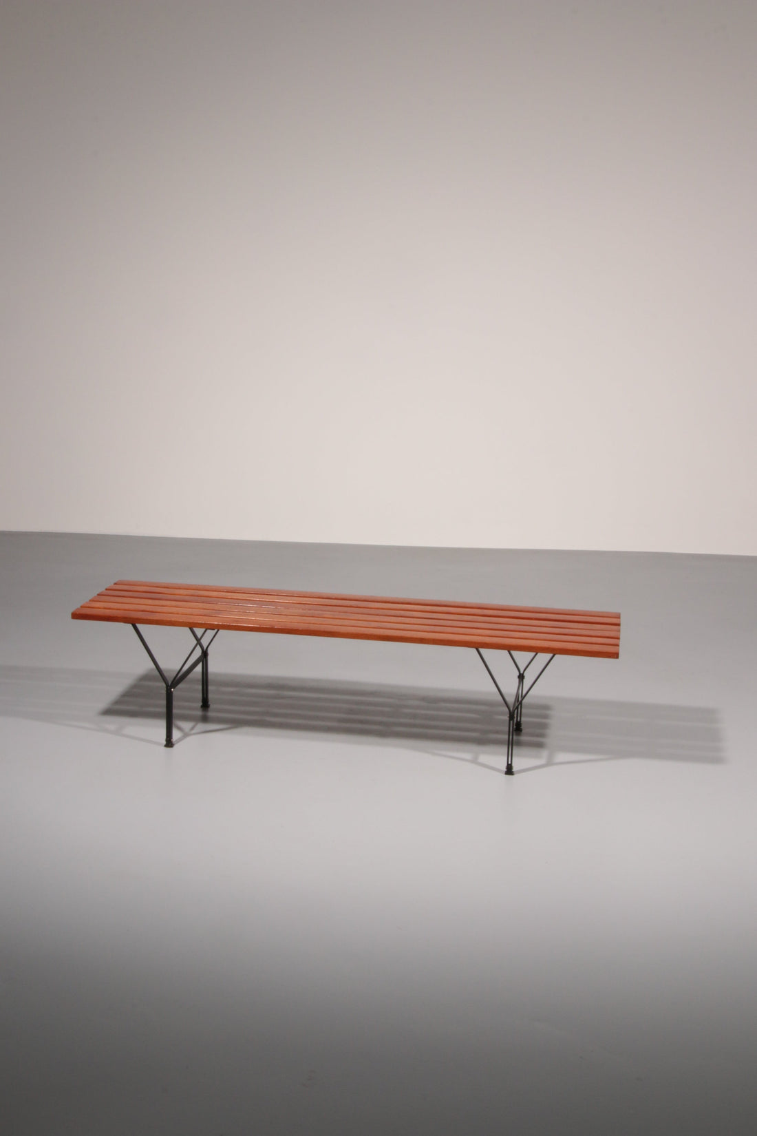Elegant Italian Mid - Century Bench in Wood and Black Metal, 1960s, Ico Parisi Style - Collectors - Net.Work
